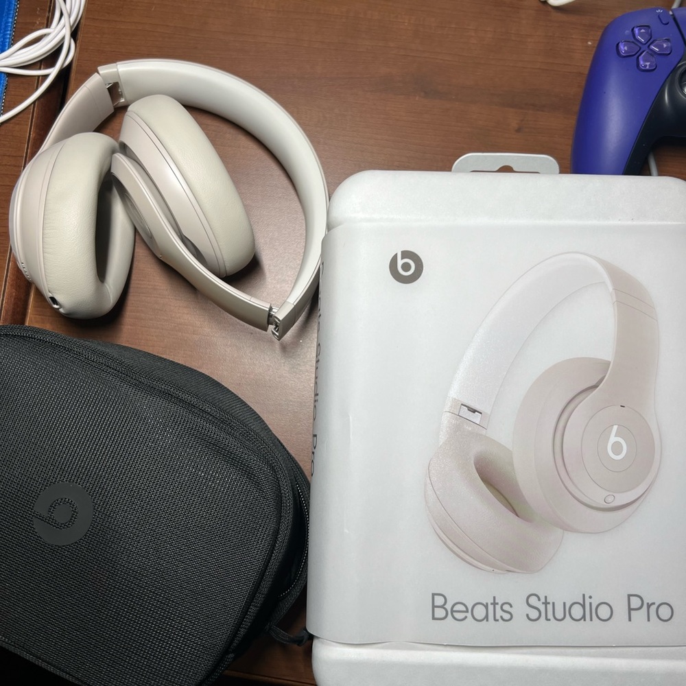 Beats studio pro New 99% comes with box and everything $270 obo